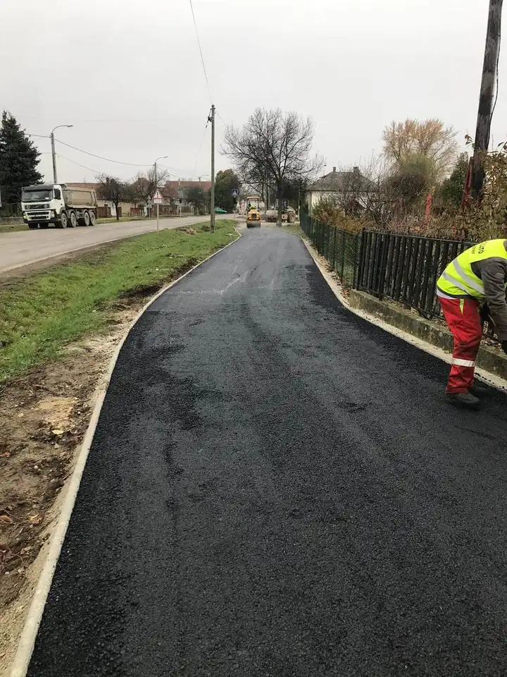Járda és kerékpárút aszfaltozása szegélykővel, utcai munkaterület